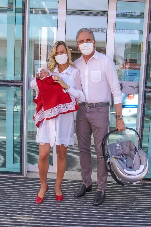Roberto Justus deixando a maternidade com sua bebê e a esposa Ana Paula Siebert