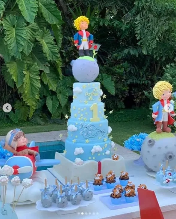 Detalhes do bolo da festa de um ano de Arthur