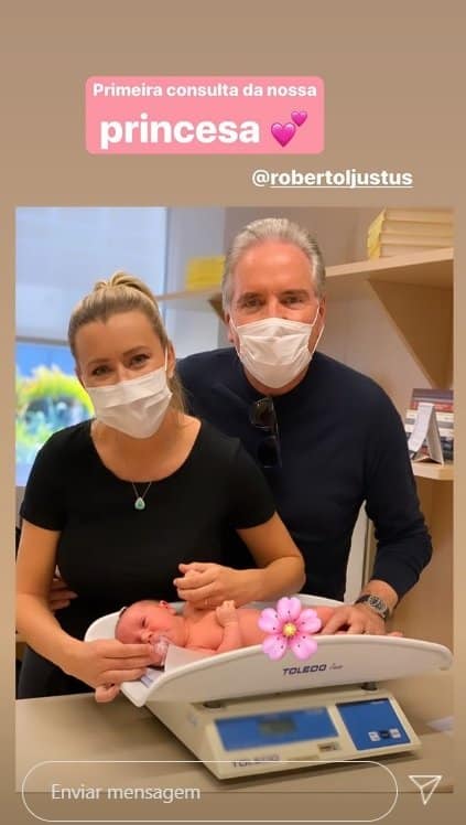 Roberto Justus com a filha recém-nascida no pediatra