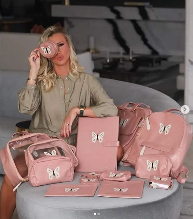 Esposa de Roberto Justus com suas malas de maternidade de luxo