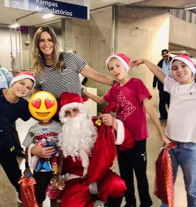 Fernanda Lima e os filhos com papai noel em visita a hospital