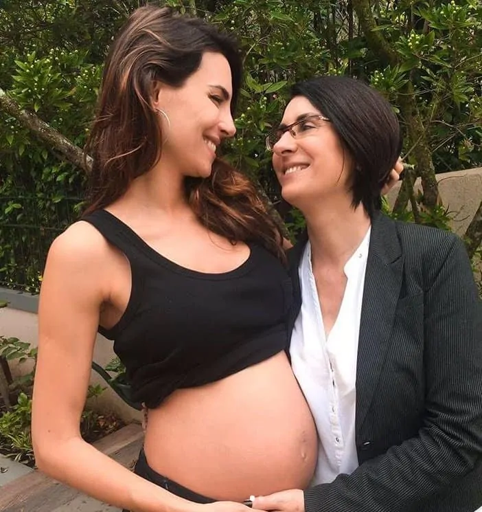 Esposa de Rodrigo Santoro mostrando sua barriga de grávida