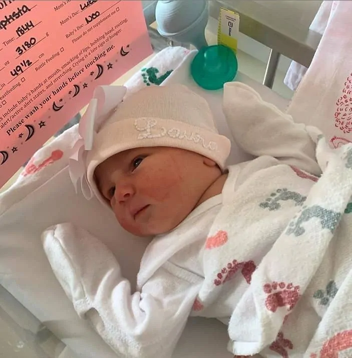 A filha recém-nascida de Rodrigo Scarpa em sua primeira foto