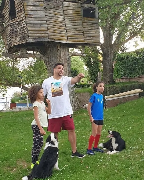 Filhas de Ronaldo diante de sua super casa na árvore