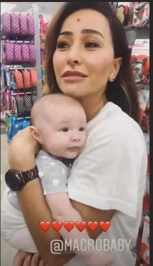 A futura mamãe Sabrina Sato com um bebê no colo