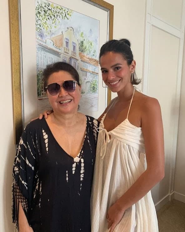 Dona Kika com a atriz Bruna Marquezine, que foi visitar a filha da apresentadora Sabrina Sato