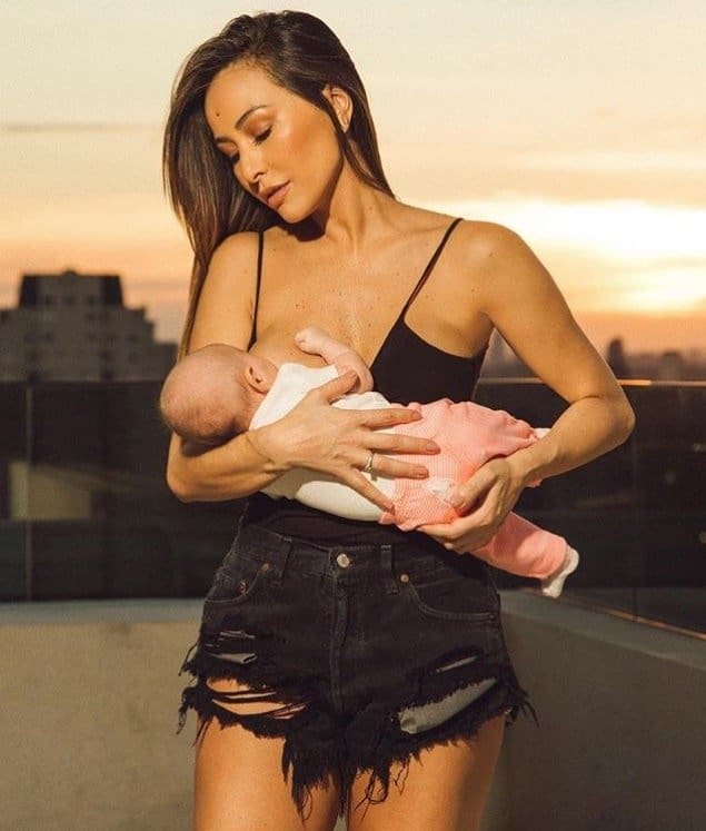 Linda foto de Sabrina Sato amamentando sua bebê