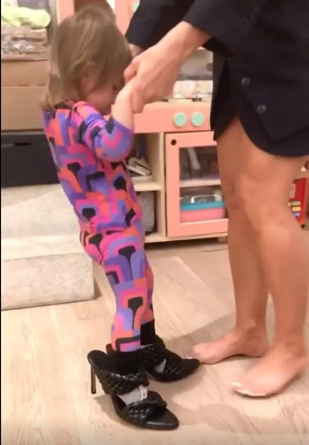 Filha de Sabrina Sato com o sapato bem chique de sua mãe
