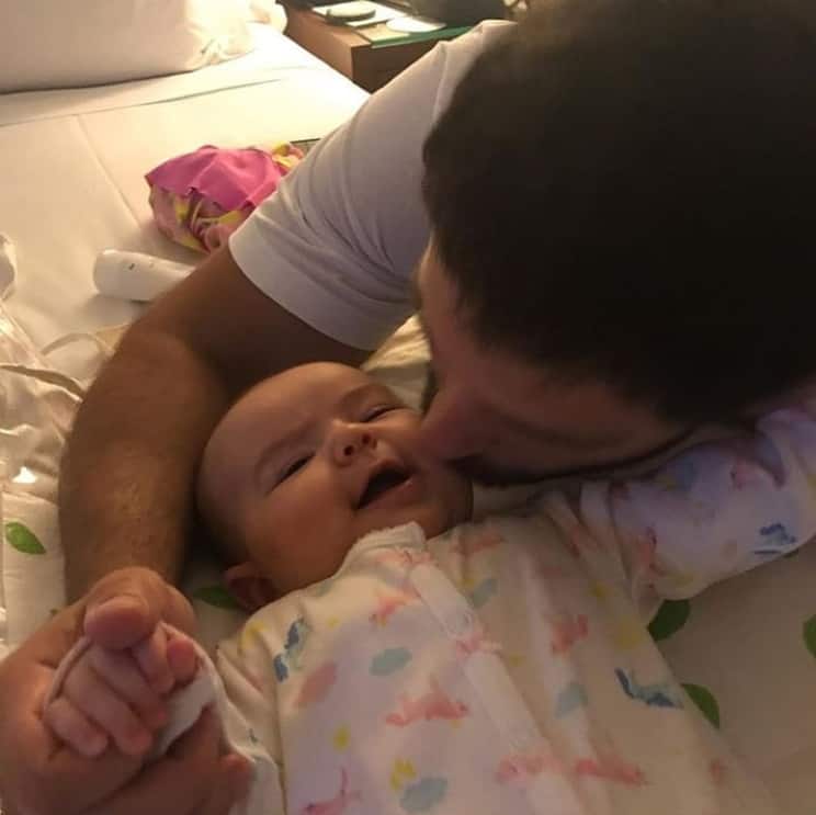O papai Duda Nagle enchendo sua pequena Zoe de beijos
