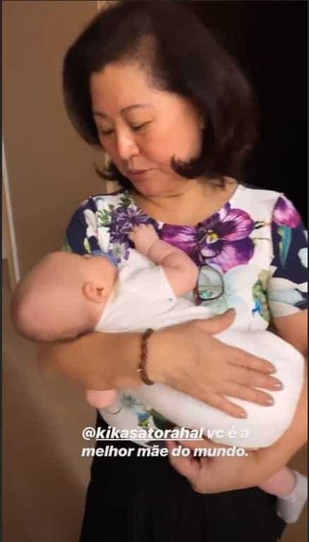 A apresentadora Sabrina Sato publicou uma foto de sua mãe com Zoe e se declarou