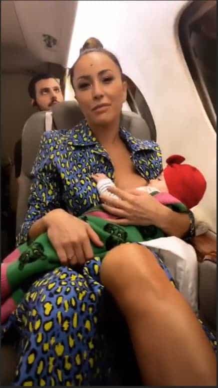Zoe mamando em avião particular 