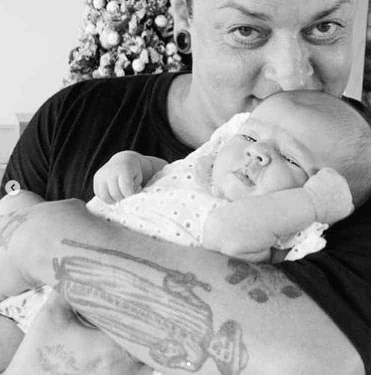Walério Araújo com a bebê Zoe no colo