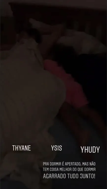 o papai Wesley Safadão publicou essa foto de Thyane Dantas, Ysis e Yhudy dormindo juntinhos