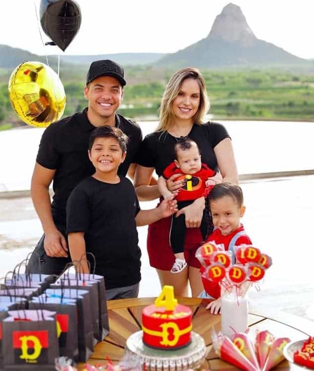 Wesley Safadão e sua família celebrando os quatro meses do menino Dom
