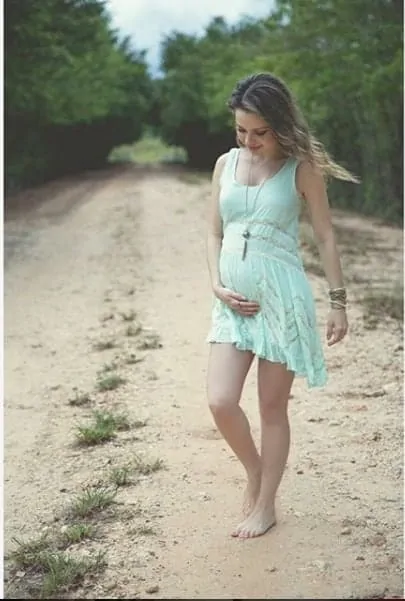 O músico Junior publicou uma foto da irmã Sandy mostrando sua barriga de grávida