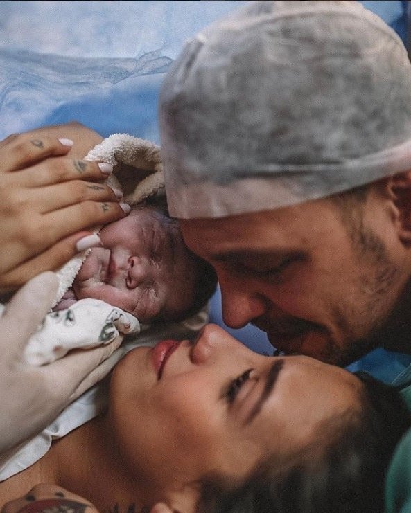 Gabi Brandt e Saulo Poncio durante parto de seu bebê
