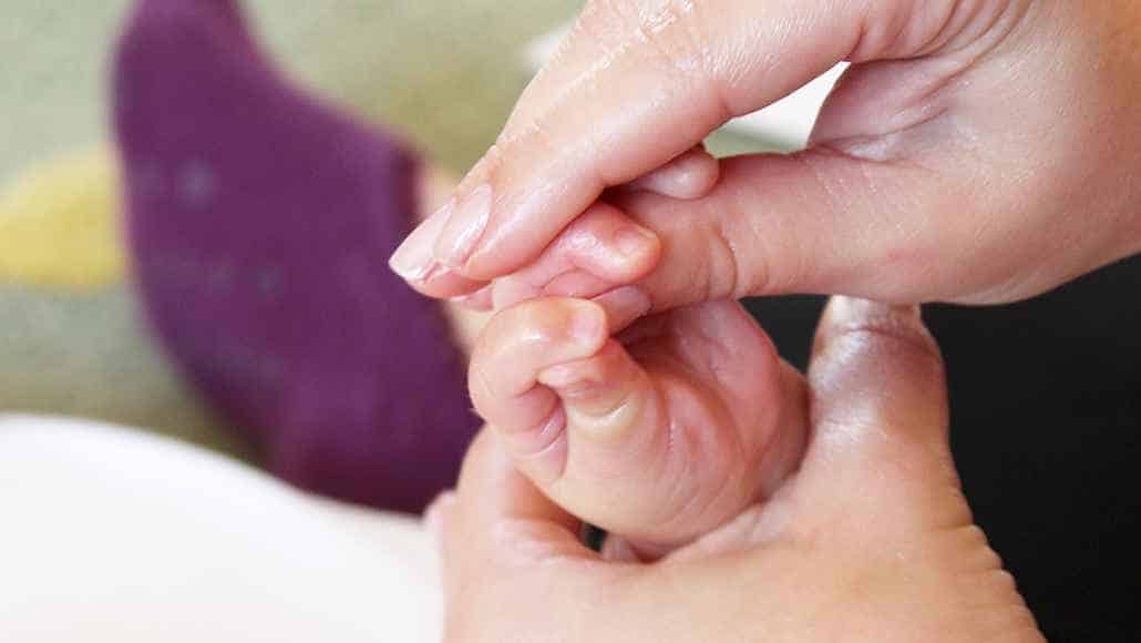  11º passo para realizar a shantala em seu bebê