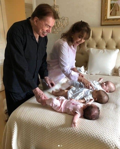 O apresentador Silvio Santos cuidando dos três netinhos: Jane, Lucas e Nina