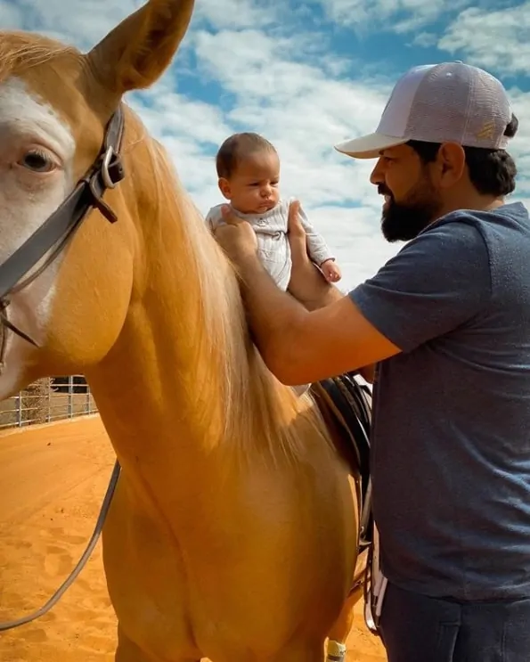 Bebê de Sorocaba passeando em cavalo