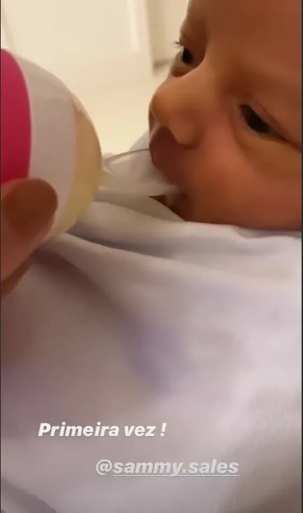 Filho de Sorocaba tomando leite materno na colher