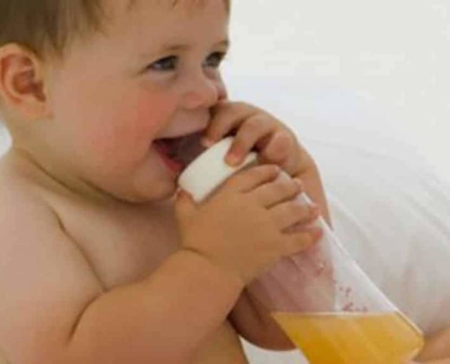 Veja o que os médicos dizem sobre oferecer sucos para o bebê