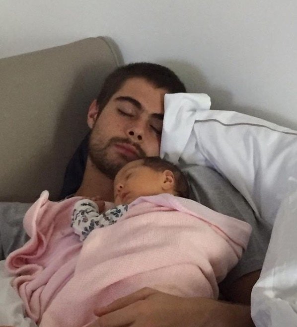 Tatá Werneck flagrou Rafael Vitti dormindo com a bebê deles