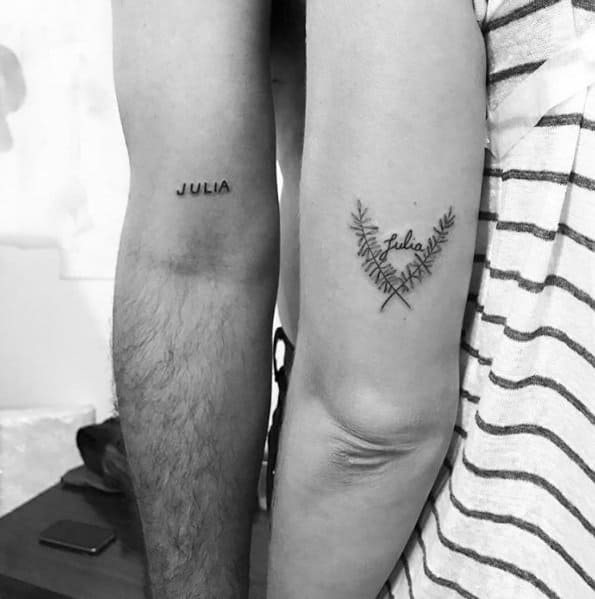 Leandra Leal e marido fazem tatuagem com o nome da filha