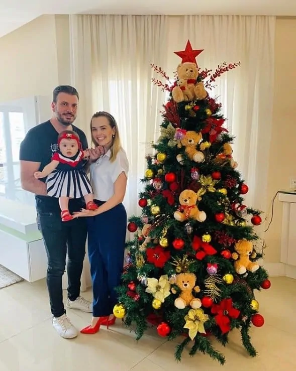 Thaeme com o marido e a filha diante da árvore de natal