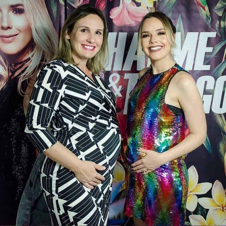 Ao lado de sua amiga a cantora e futura mamãe Thaeme Mariôto postou essa bela foto de gravidez
