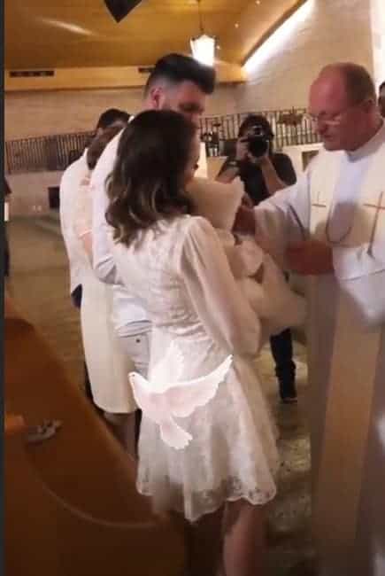Thaeme Mariôto e o marido batizando a filha Liz