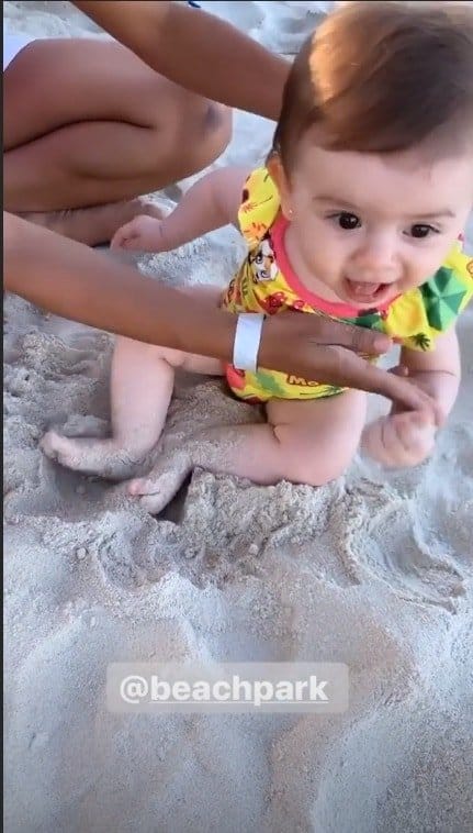 Bebê de Thaeme tentando comer areia