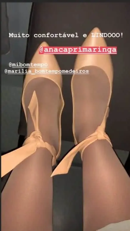 A cantora Thaeme Mariôto compartilhou uma imagem de suas meias de compressão