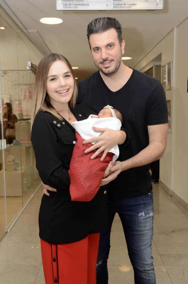 Thaeme e o marido com a bebê Liz
