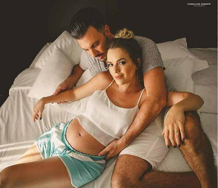 Linda foto de Thaeme Mariôto grávida com o marido