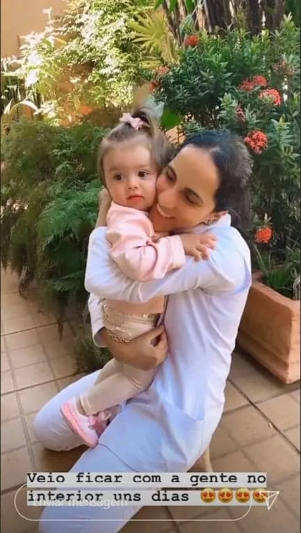 Flha de Thaeme abraçada com sua babá