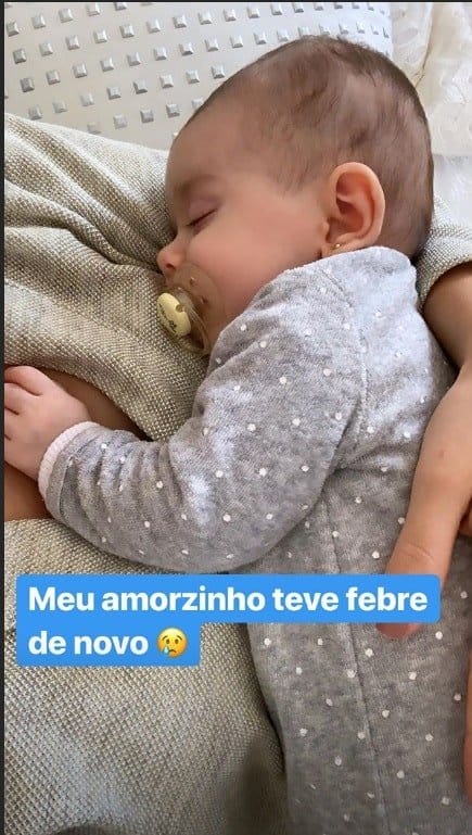 Thaeme mostrou sua bebê Liz com febre