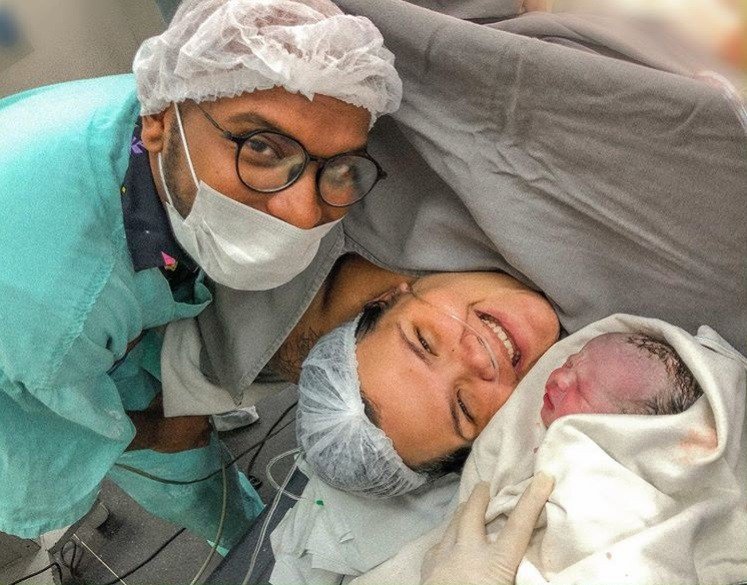 Thais Carla com sua bebê recém-nascida
