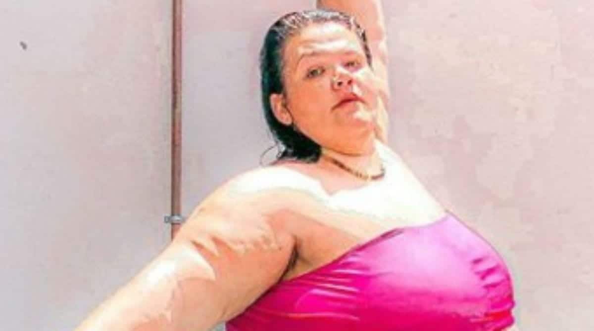 Thais Carla mostra barriga de sete meses de gravidez em foto de biquíni