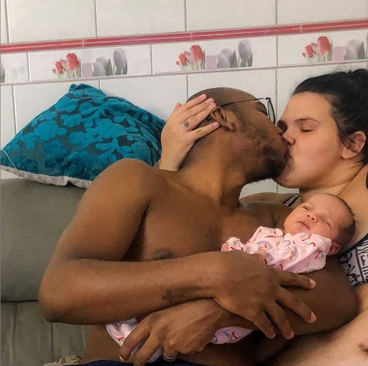 Thaís Carla e sua filha recém-nascida e o marido