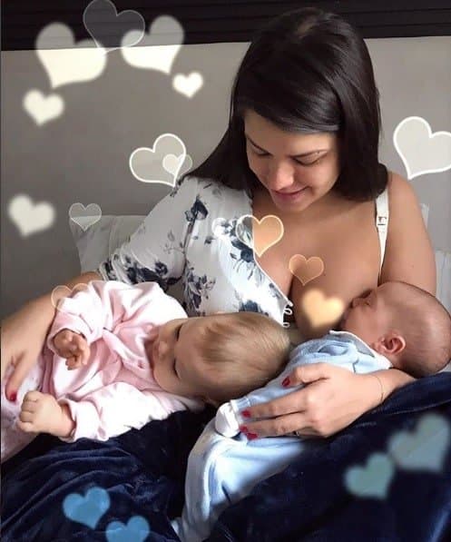 A atriz Thaís Fersoza postou essa bela foto amamentando seu filho Teodoro e com Melinda no seu colo