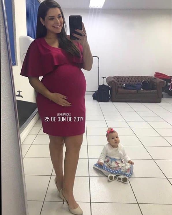 Thaís Fersoza mostrando seu barrigão de grávida ao lado da filha