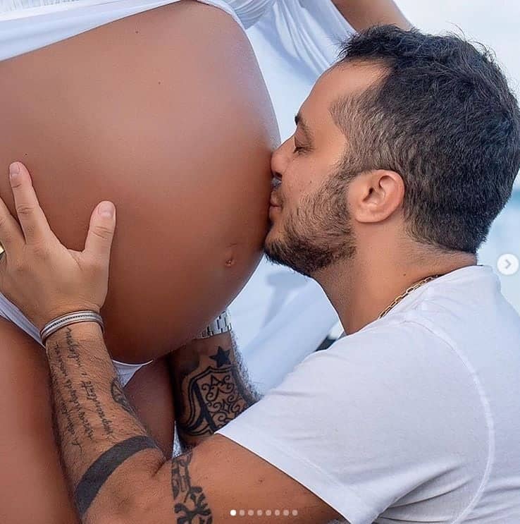 Thammy Miranda beijando a barriga de grávida da esposa