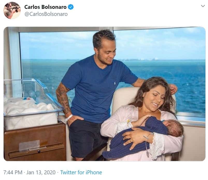 Um dos posts que Carlos Bolsonaro fez sobre o bebê de Thammy Miranda
