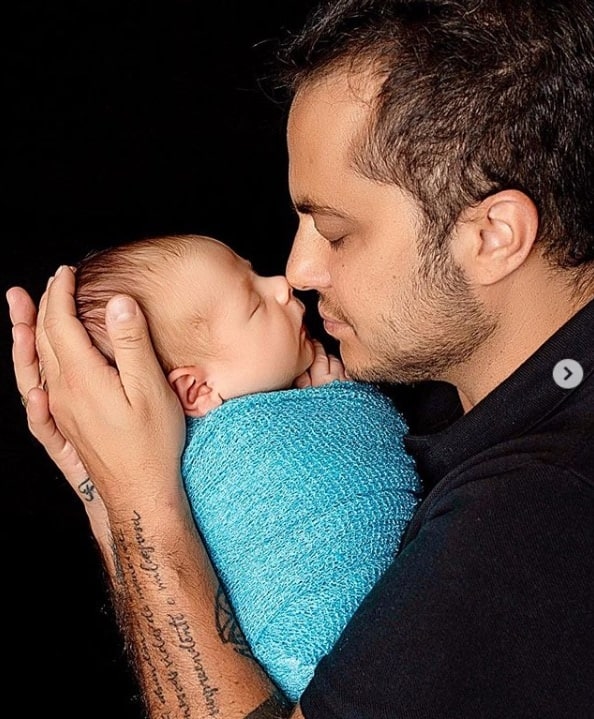 Thammy Miranda com o filho em ensaio newborn
