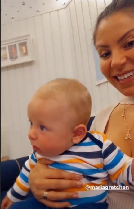 Reação do bebê de Thammy Miranda ao ver sua avó dançando