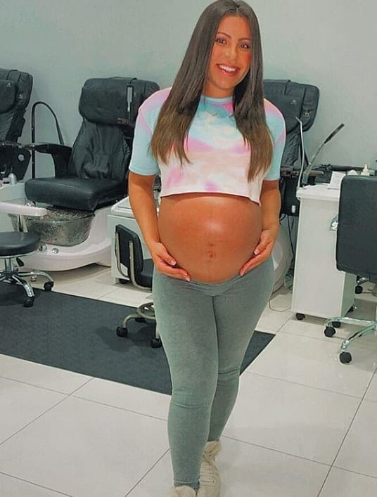 A esposa de Thammy Miranda mostrando seu barrigão de grávida