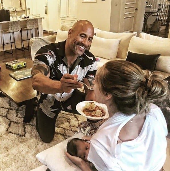 Enquanto amamentava sua filha a mamãe Lauren Hashia era alimentada pelo ator The Rock