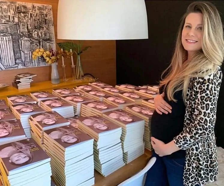 Esposa de Tiago Leifert com a barriga de grávida