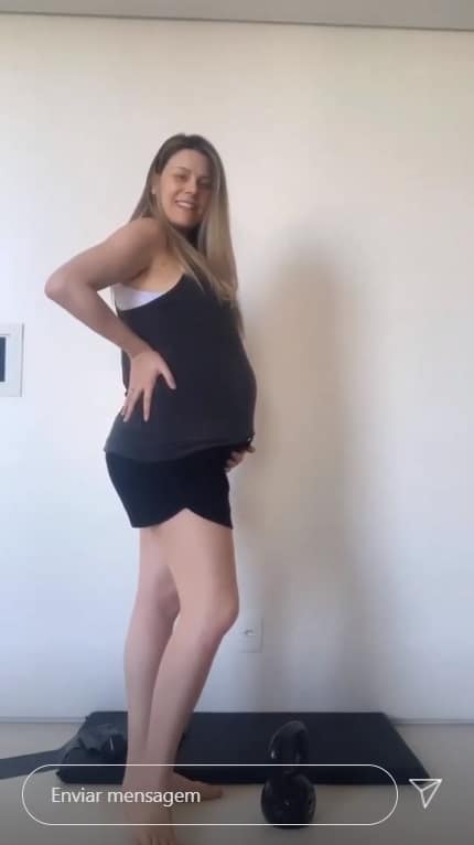 Esposa de Tiago Leifert exibindo barrigão de grávida