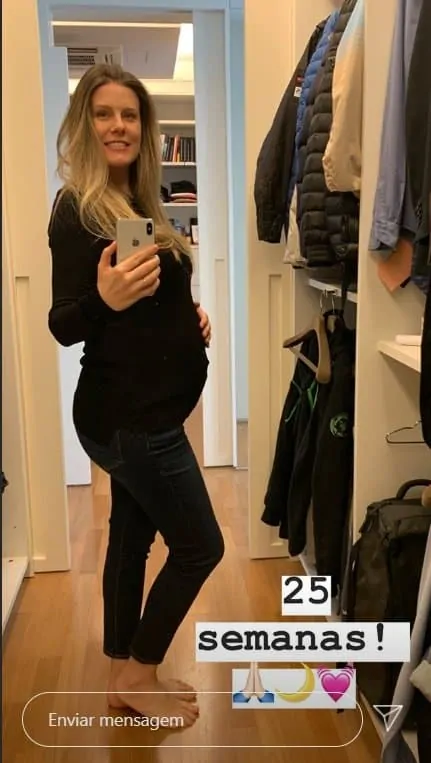 Esposa de Tiago Leifert, Daiana Garbin, exibindo a barriga de grávida